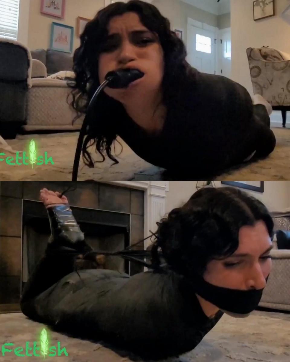 HOGTIED AND GAGGED - BELLA LUXX Bella Luxx - Mummified and Multi-gagged 视频一开始，美丽的贝拉从肩膀到脚踝都被紧紧包裹起来，然后立即被用泵塞住了。 它充气了，她被放低到地板上，我们看着她穿着白袜子挣扎。 她挣扎到了把口塞推出来的地步——这绝对让我感到惊讶。 不过还好。 它立即被一个紧密的球塞所取代，塞在她的牙齿之间，深入她的嘴并固定到位。<br><br>她的白袜子在镜头前被脱掉，她漂亮的 9 号赤脚暴露在外。 然后将它们紧紧地粘在一起，让她的脚掌和脚趾暴露在外。 我厌倦了她继续发牢骚，我把她的口塞包起来，遮住她漂亮脸蛋的下半部分。<br><br>我很容易感到无聊，并决定让它变得更加严格。 她的嘴暂时松开了，我用布棉塞住她的嘴，然后用一个大口塞紧紧地塞住她的嘴。 添加了发带，将她的头拉起来，露出她的喉咙。 发带绑在她的大脚趾上。 过了一会儿，我在她的嘴周围加了更多的包布，并将其拉向她的脚踝，使她的姿势变得极其难以忍受。Beautiful Bella is wrapped up tight from shoulders to ankles at video opening, then is immediately gagged with a pump-gag. It is inflated and she's lowered to the floor where we watch her struggle while wearing white socks. She struggles to the point of h r pump gag pushing out - definitely surprised me there. But fine. It's immediately replaced with a tight ballgag lodged between her teeth, deep into her mouth and strapped in place.<br><br>Her white socks are removed close up on camera, her pretty size 9 bare feet exposed. They're then taped together tightly, leaving the balls of her feet and toes exposed. Tiring of her continuing bitching, I vetwrap over her ballgag, covering the lower half of her pretty face.<br><br>I get bored easily and decide to make it much more strict. Her mouth freed momentarily, I pack her mouth with cloth wadding, then gag her tightly in a large wrap gag. A hair tie is added, pulling her head up, exposing her throat. The hair tie is leashed to her big toes. Moments pass and I add more vetwrap around her mouth and pull it tight toward her ankles, making her pose extremely tough to endure. 