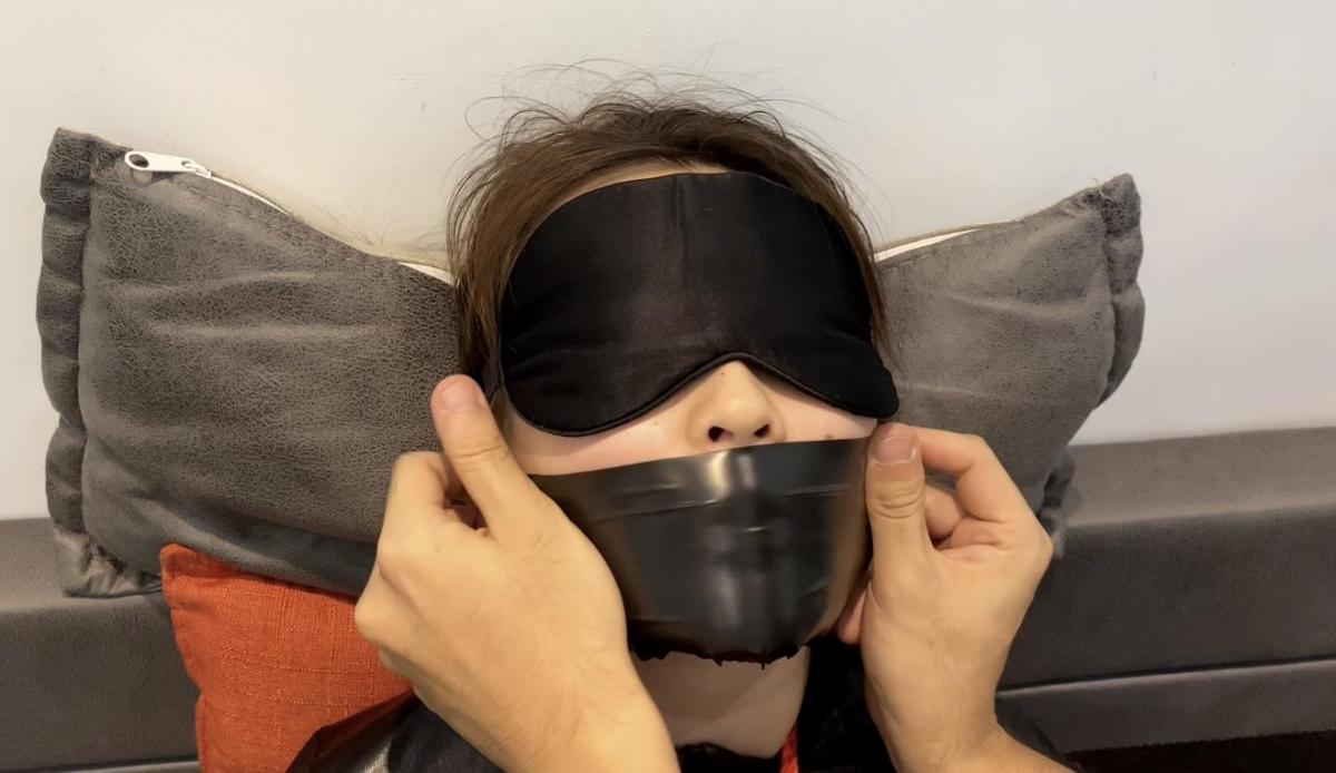 【缚艺录】【DDL—104】【小麦定拍】黑色胶带与绿色胶带的结合~（简介有话要说） B站UP主：堵嘴频道，看到消息，把我的视频下架了去<br>鉴于目前盗版网站，还有视频二手贩子，这么猖獗，以后打算慢慢退圈了<br>以前拍摄，抱着让大家以优惠的价格，看到性价比高的视频的目的，去拍视频，而且我的定拍价格，基本上算是全网最低的；现在，已经没有必要，这么辛苦下去了<br>至于有很多盗版网站，之所以能运营，很多聪明的观众，都能猜到；细想一下，谁会每天花上千块，去原网站，购买所有原片？<br>现在的情况就是：1.很多新工作室的成立，竞争大；2.观众口味，被一些工作室，带的越来越偏向“擦边”，正常的捆绑娱乐，模特不露脸，长得不漂亮，基本没人买了；3.很多盗版网站。二道贩子的贩卖，压榨利润空间；4.很多工作室的视频，都被恶意发布到快手、B站等大众视频网站，没人能制止；5.我被市场淘汰了，哈哈<br>如果间接的被逼着，拍摄尺度变大，运气好了，大环境放开，还好说；如果大环境紧缩了，就真的难说了<br>这几年，是真的累了，本可以不必这样，也就是因为喜欢隶娘，Gagpara才去拍的，以后有机会，和大家认真的告别~