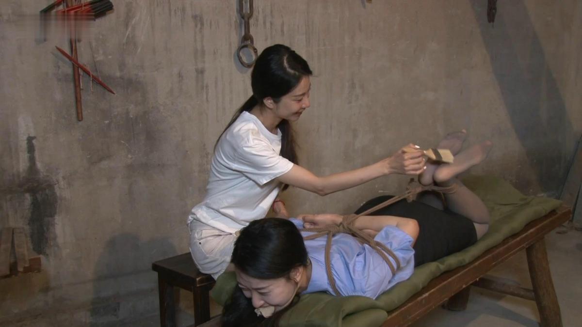 女斗七 上集 怀旧影视出品，讲述两女为了一些私人恩怨互相斗争的事，有驷马捆绑、丝袜堵嘴、挠脚底板等内容！                             