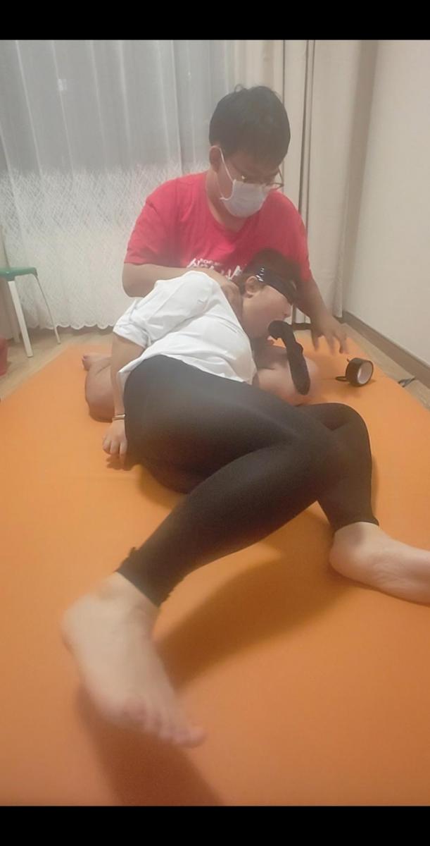媳妇裸足丝袜堵嘴干呕口水横流窒x调教抽搐，生气崩溃到原地乱跳 定拍加qq34957685<br>本片干货满满，撸点十足，<br>媳妇穿上了黑丝打底裤，性感十足，一双裸足也是保养的像小女孩一样，柔软，骚气<br>先用丝袜堵嘴直至干呕，塞了两次，然后开始了窒x调教，<br>嘴里塞着丝袜，然后用黑色胶带缠满整个脸，媳妇难以忍受，开始抽搐，猛咳叫喊，<br>原地跳来跳去的，哈哈哈<br>定拍加QQ34957685