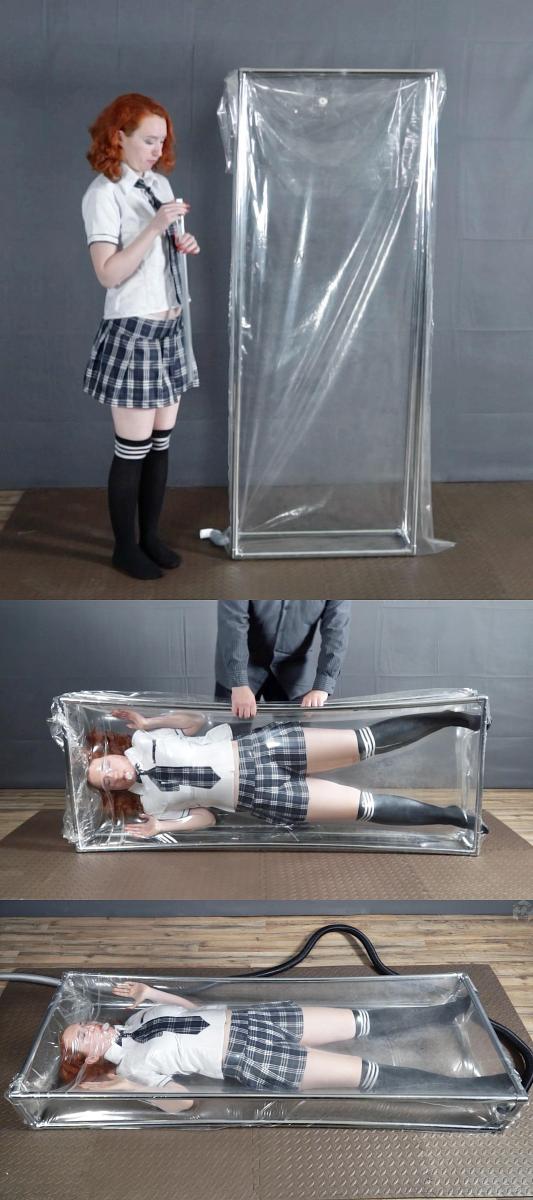 A new vacuum device in a geometry class 这部题材还挺新颖，长方形透明乳胶真空箱，从来没见过。<br><br>放学后的小学妹，出于好奇误打误撞钻进了坏人给她准备的真空箱陷阱。<br>随即真空箱开始抽气，把小学妹牢牢的拘束在真空箱里动弹不得。<br>可怜的小学妹悬在真空箱里像一具玩偶娃娃，任由坏人摆布，各种挣扎扭动也无济于事。