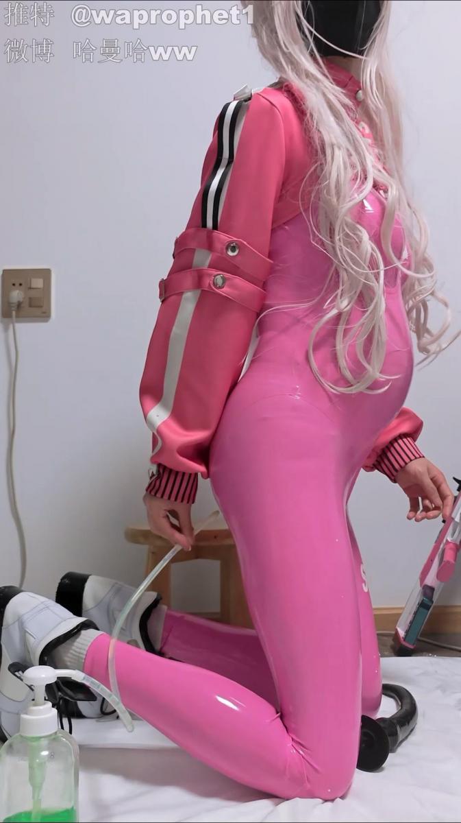 nikke胜利女神爱丽丝3层乳胶衣超极限4升白色粘液灌肠塞入45厘米g塞全过程记录 多层乳胶衣包裹耐久系列连载第六弹！多层乳胶衣超紧身包裹耐久play系列！<br>视频更新第六弹，nikke胜利女神爱丽丝3层乳胶衣超极限4升白色粘液灌肠塞入45厘米g塞全过程记录<br>爱丽丝连续剧的第六期，尝试了一下极限灌肠，大概4升的样子？<br>小小的身体大大的肚子，感觉有点难受但是能憋住，<br>灌肠用的不会被消化吸收的白色粘液，这样就可以在肚子里停留很长时间<br>灌肠完成后再塞入45厘米长的g塞，感觉整个肠子和肚子都要被撑爆了（<br>视频中段是灌肠完成后的样子，后面感觉看起来不够大，为了视觉效果塞了个海绵进去（<br><br>为防止文件和谐请先下载再解压，千万不要在线观看或解压<br>文件防和谐为双层压缩包，解压一次后将后缀重命名为.rar后再解压一次即可得到视频<br>解压密码114514