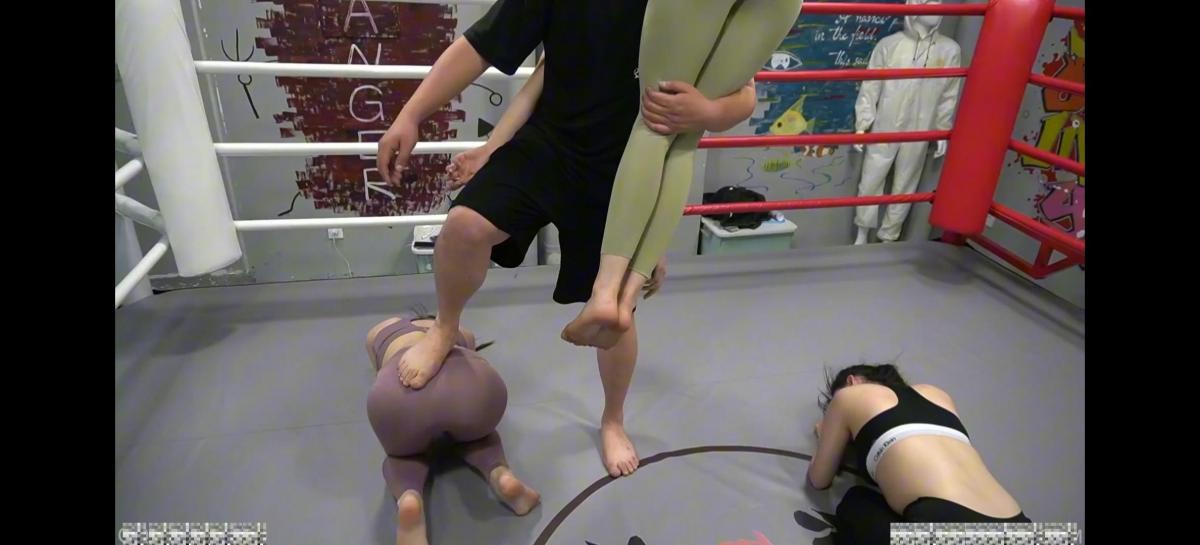 BW039 3 girls vs zhaoyong 烈狐格斗出品<br>百度下载到本地再解压，改后缀名为mp4<br>白丝美女被老赵狠虐档部后，回到宿舍休息了三天才恢复。<br>白丝女生的作用是用来打赏的，怎么能这样白嫖？她的三个姐妹决定为她出气。<br>鉴于穿白丝不方便反击，三姐妹换了[X_X]臀瑜伽套装。<br>老赵一看，不屑地陪她们玩起来。<br>打肚子，膝顶，脚踩，掌拍，拳殴。<br>三女捂着裆部呻吟，挣扎，打滚，扭来扭去。<br>老赵一看还不求饶，决定来更狠的。<br>铁砂掌拍去，内力震动档部，冲击力穿过yin道，荡漾膀胱，引起胃部收缩，<br>三女全都吐出大量胃液，最后个个倒地不起。<br>永远不要挑衅丑男人！