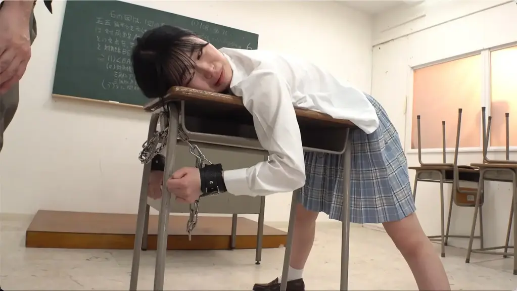 ウチのクラスのマジメな美少女便器さん 番号:<span style='color:#b0b0b0;'>[隐藏文字，购买后可见]</span><br>发行日期:2023-10-17<br>导演:ノーマルKIM  <br>制作商:Dogma  <br>发行商:Dogma  <br>类别:拘束 单体作品 制服 女大学生 美少女	<br>演员:響乃うた<br>剧情：成绩优异的美少女的校园生活，因中年老师的陷阱而变成了地狱。
