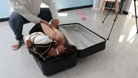 【心悦艺束】与老师的秘密- 蛇缚牵引，驷马强制，团缚装箱，让补习的白丝小妹妹在幽暗的箱子里享受gc吧（补链） 来进行假期补习的欢欢，被图谋不轨的家教老师迷倒，为了迫使小妹妹永远的屈服于自己的淫威之下，老师对小妹妹展开了羞耻的调教。全身舒服带上项圈堵嘴，在屋子里牵着跳来跳去，后面又锁在柱子上罚站，小妹妹无可奈何。在老师的淫威之下，选择顺从，答应了老师以后经常来被调教的要求。<br>老师大喜，直接给妹子来了个驷马抱在怀里用棒绑送上gc。最后老师觉得还是不过瘾，决定把欢欢装到箱子里面塞上td，带走回家慢慢玩弄。最终箱子在欢欢绝望的呜呜中彻底关闭。<br>定拍，约拍，模特应聘，请加Q1323841296 <br>海外用户请用Telegram：xybondage。<br>或者联系邮箱：xybondage@qq.com<br>视频中的衣物，丝袜，道具有需要的也可联系我。<br>解压密码是：xyys
