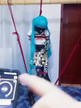 初音的电击罚站放置 郊狼 小话筒 紧缚全过程~  