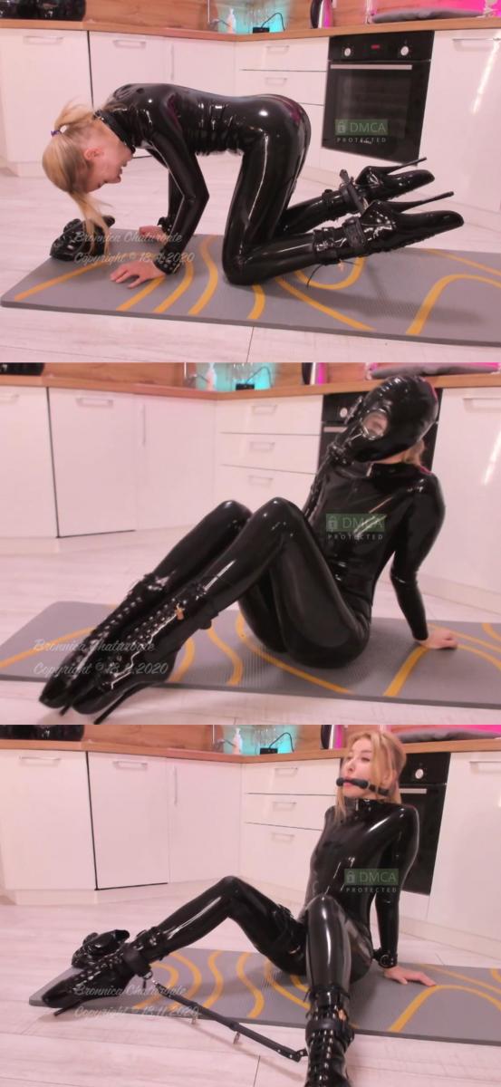 bronnica 181120 2024 Chaturbate female 创作：Bronnica<br>Bronnica 11月18日部分直播录像 经典回归<br>Bronnica身穿黑色乳胶衣，穿上黑色芭蕾短靴，戴上黑色乳胶防毒面具后，全程黑色棒棒的震动体验，再用手堵住出气孔，浑身抖动不止<br>脱下头套后换上口枷堵嘴，又戴上脚铐枷锁，小怪兽的震动体验导致整个人都是跪姿，最后脱下口枷后不停玩弄口水，表情十分享受<br>以后会陆续更新相关内容，希望大家多多支持