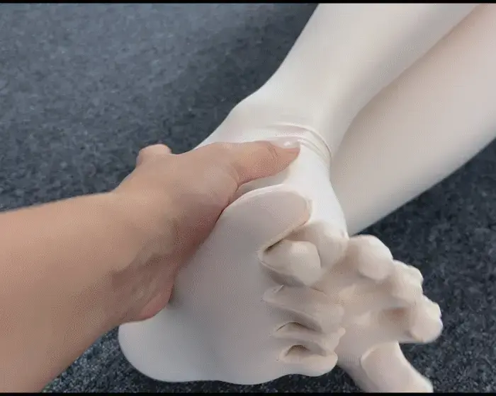 【无脑鱼工作室】- 穿上新全包紧身衣后的全身拘束TK挠脚心 - 强制放置gc 上次小逗号不守规矩后，我对她也做出了对应的惩罚，她很喜欢那件新紧身衣，所以为了满足她，在新全包紧身衣的基础上我给她又施加了不少拘束具，包括把脖子也固定住。然后也想让她体验一下挠脚心tk的快乐，看来还不错哦！在tk矛盾的感觉下又施加了固定在[X_X]上的小道具，在不同的感觉下感觉她都快顶不住了呢。此外看大家想不想看tk内容的视频，如果大家喜欢请大力支持，看结果我也会和小逗号沟通出几期完全挠痒tk的视频哦！然后真空床的众筹也希望大家多多支持一下！O(∩_∩)O谢谢大家！<br><br>ps：网盘密码在网盘文件里有标注，此外为了不被和谐，也需要大家手动把exe文件格式的文件后缀改成rar，谢谢大家理解