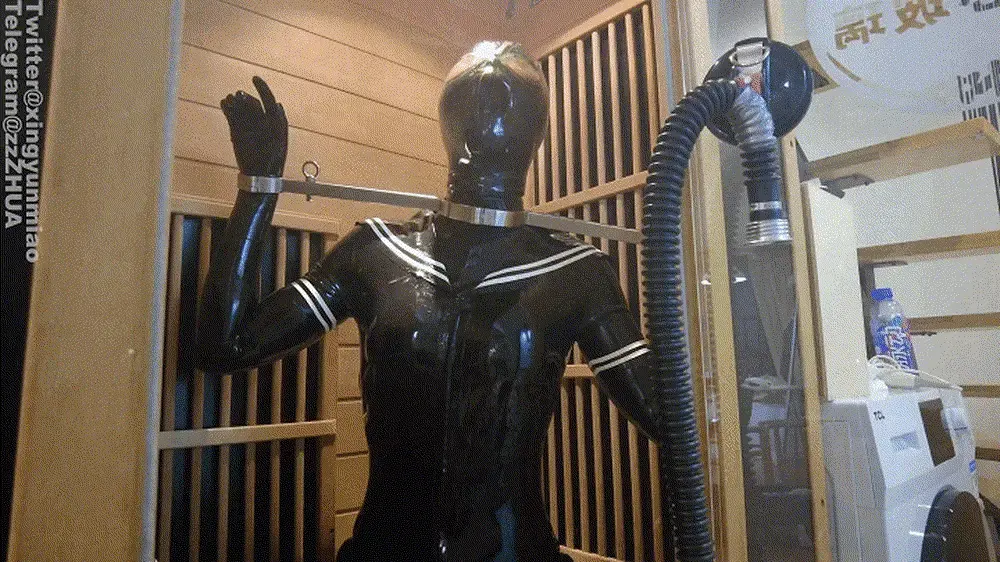 《全包乳胶衣桑拿房呼控闷热play》金属手脚枷，桑拿房调教，严丝密合乳胶衣/闷热play，呼控：呼吸头套+防毒面具，呼吸袋/瓶，全身湿透差点中暑【ZHUA98】 内容详细——<br>•穿着着全包乳胶衣，佩戴上全封闭乳胶头套的爪爪被戴上高限位束颈，站在桑拿房里等待主人开启今天的调教。主人打开开关桑拿房预热，爪爪就罚站等着......<br>•预热完毕，佩戴上手脚枷就可以开始玩耍啦~闷热就得闷到底，给爪爪戴上呼吸头套，呼吸的每一口客气都夹带自己呼出来的二氧化碳和桑拿房闷热的气体。每一下呼吸爪爪都爽上天<br>•没打开训练器之前爪爪就淫叫不止，打开爪爪就更开心啦~就这样被放置着......<br>•感觉呼吸头套还不够闷，给爪爪换上防毒面具，这还不够...再连接上呼吸管，连接到呼吸袋上。<br>•不是想呼吸外面的新鲜空气么？这就来了，只不过会吸到自己呼出来的空气，最后再连上呼吸瓶，咕噜咕噜......<br>•身体里已经全湿透了，再这样下去可要中暑了，但是主人还是会毫不留情的关上门，温度剧烈上升，更加闷热了...爪爪在这种极痛苦玩法中并快乐着~<br>注：本片爪爪是伪娘，除0203外本账号都是伪娘<br>解压密码：<span style='color:#b0b0b0;'>[隐藏文字，购买后可见]</span><br><br>另外：招募珠三角绳手，带薪拍摄（详细站内私信留下联系方式）<br>Twitter：@xingyunmiao<br>Telegram:@zzZHUA<br>视频号:ZHUA098