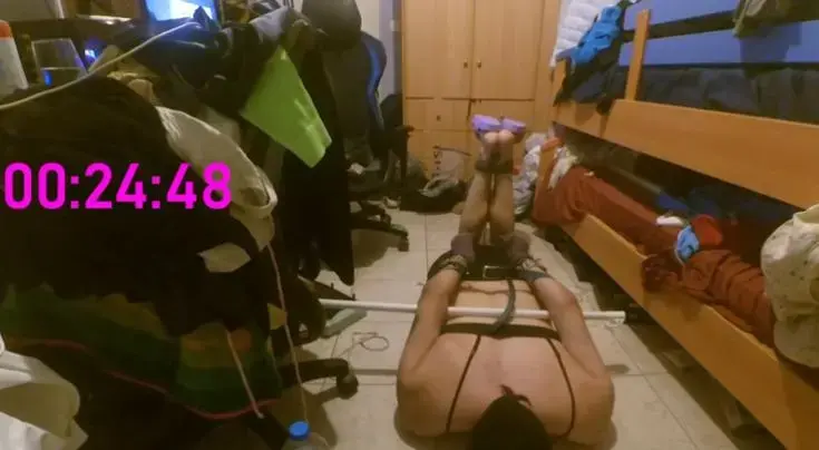 Escape tied crossdresser in this video the goal is to escape in 10 minutes, do you think I will succeed? time is against me !!! level tied 4/10