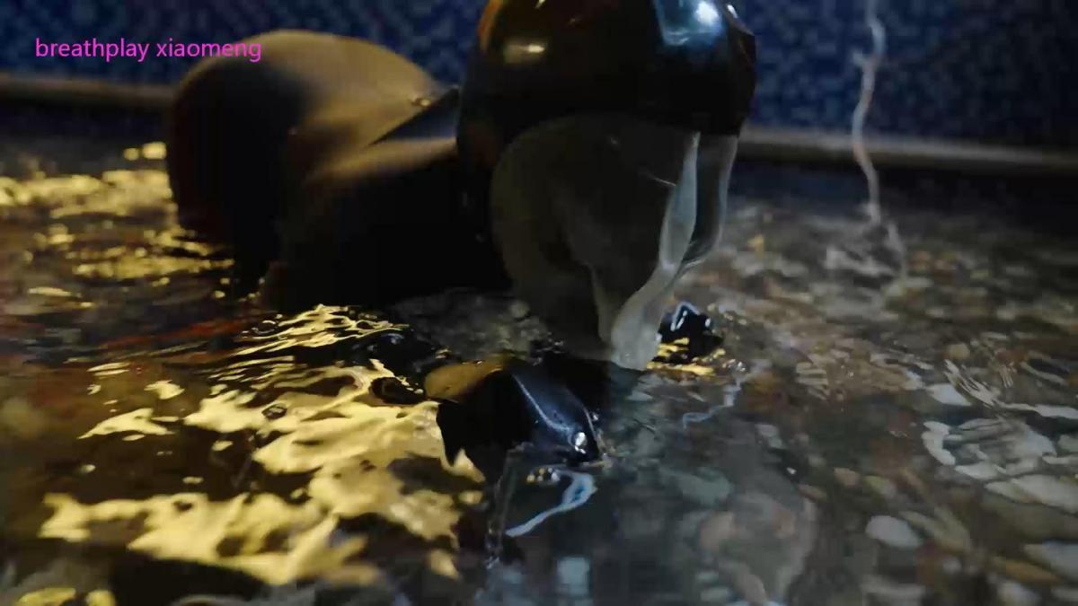 【小萌同学】水刑zentai乳胶头套K9爬行定拍 网盘html的格式改为rar  视频链接断了或无法播放可联系QQ321810347补发，不要乱举报啦！ <br>这是一个定制视频。小萌身穿黑色紧身衣、狗服和带有小呼吸孔的橡胶面具。长时间戴着橡胶面具已经相当困难，小萌必须完成多项挑战！<br>挑战 1. 爬过泳池。<br>池子里的水很浅，小萌可以在里面爬行。她可以通过橡胶面罩呼吸，但如果她不抬起头，呼吸孔就会在水下。由于衣领太紧，这并不容易。水通过孔和颈部缝隙进入兜帽，浸湿了全紧身衣，迫使她呼吸空气和水的混合物。看起来很热，但小萌很快就感到又累又冷……<br>挑战2.桑拿。<br>小萌觉得冷，我们就脱掉狗服，把她扔进桑拿房，温度设定得很高。她可能以为自己可以放松一下，但她要求我先做一些运动，然后用振动器达到[X_X]。否则，不准离开房间。热空气和橡胶面罩让桑拿过程变得非常痛苦......<br>挑战 3. 到户外爬行。<br>没有多少时间休息，小萌就被放回狗服并被指示爬到外面。天气下着雨，我的紧身衣很快又被雨水和汗水弄湿了。橡胶面罩下的呼吸变得越来越困难。最后我让她爬回浴室。这就是这个视频的最终目的地......<br>挑战4.淋浴。<br>是时候去洗个澡，清理你的紧身衣上的所有汗水和污垢了。然而，橡胶面罩仍然戴在他的头上，水从呼吸孔进入。她在咳嗽时不小心捏住了呼吸孔，以防止更多的水进入，导致她在面罩内没有空气的情况下无法呼吸。多么两难啊！我让她在离开淋浴间之前再[X_X]一次，但她喝了很多水后放弃了。这导致了长期的惩罚......