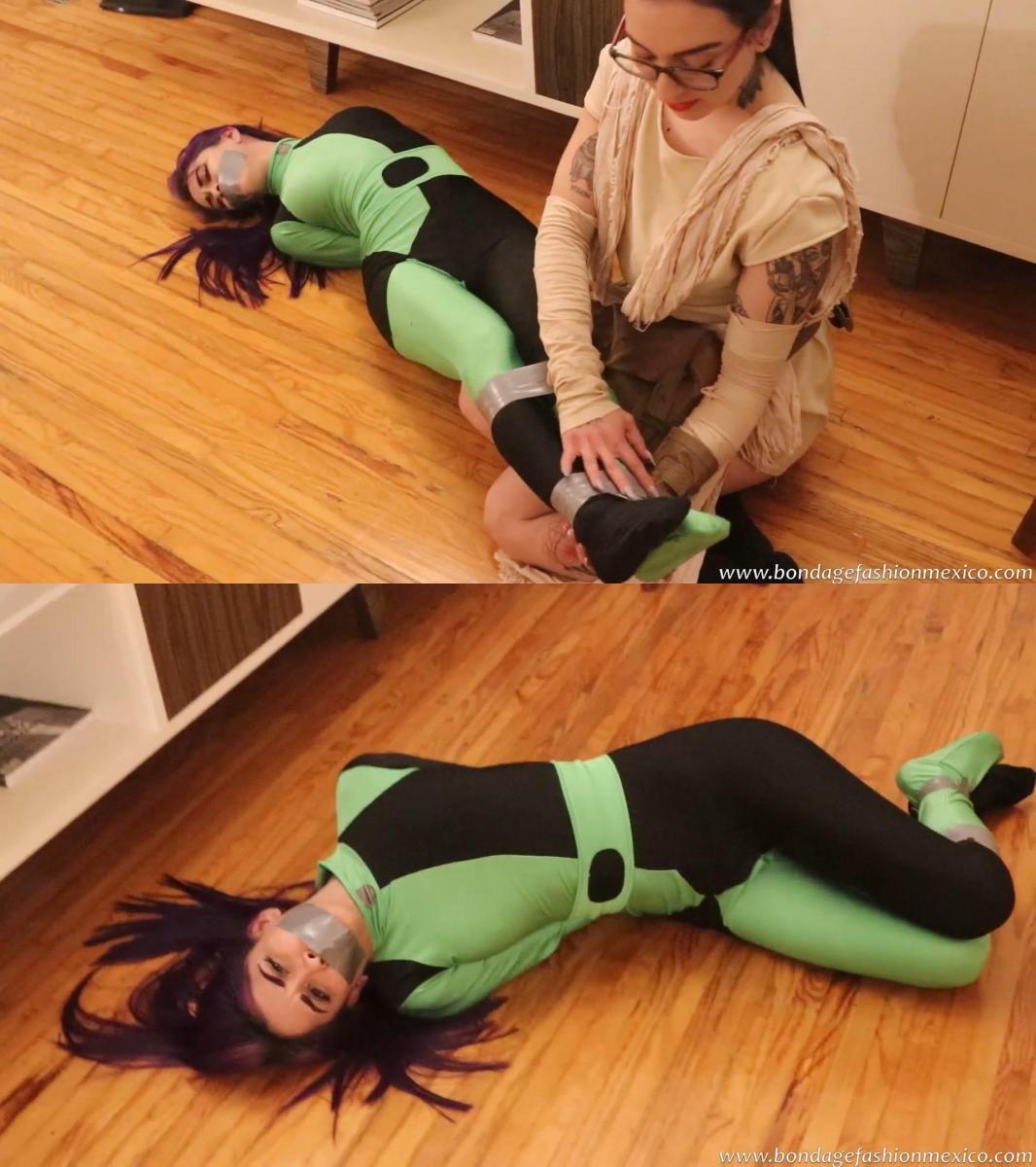 LSLDBV3 Bondage Multiverse 5 希戈正在研究一些入侵巢穴的秘密计划，但一名神秘男子过来并用绳子和胶带将她绑住。 他听到他的朋友进来，走开找到她并带她参观房间，雷伊看到谢戈无助地躺在地板上，很快她就发现自己陷入了同样的困境！ 两个女人最终都被刚才那个神秘的陌生人绑在一起，堵住了嘴，她们都无法说话，也无法挣脱。 没有什么比两个性感女人被神秘入侵者绑起来、塞住嘴、分开更好的了。 由于他们都身处错误的宇宙，他对他们有何计划？<br><br>Shego is studying up on some secret plans to invade a lair, but a mysterious man comes by and binds her down with rope and tape. He hears his friend enter and walks off the find her and show her the room, Rey sees Shego on the floor helpless before she soon finds herself in the same predicament! Both women are eventually tied up and gagged together by the mysterious stranger from earlier, they are both unable to mutter any words or free themselves. There’s nothing better than 2 sexy women tied up, gagged, and separated by the mysterious intruder. What are his plans for them as they are both in the wrong universe?