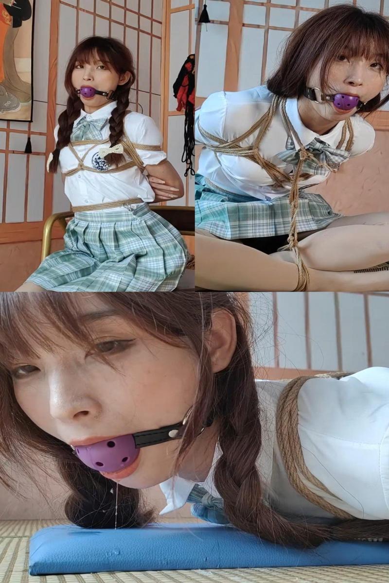 大学生妍妍《日式海老缚和日式驷马》 一绳所爱工作室拍摄<br>将妍妍绑上日式后在绑上海老缚，妍妍嘴比较小，戴上中号的口球，嘴明显被撑得很大，口球拉的非常紧根本吐不出来，口水非常多，止不住的流下来，最后绑上一个驷马痛苦的任凭口水从嘴里流出。<br>有喜欢妍妍的可以联系我QQ：2415908152<br>为保护模特权益和妖狐社区，只在妖狐本站发布，请勿盗版转载到其他地方，若产生一切后果，盗版者承担全部后果，与原创者无关，已声名！