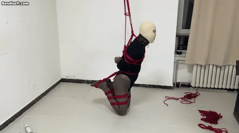 【黑魔法师】会员体验 挣脱体验和惩罚。 小m体验脱缚游戏，如果脱缚成功将得到金钱奖励 如果失败就要被榨干。很显然小m失败了 被胶带缠绕固定狠狠的榨干！<br>作者:天津黑魔法师<br>招女s或者女m（待遇优厚），欢迎加入我的工作室。<br>QQ：2946045390 推特@Melissa73142749<br>接视频定拍；也可以现实线XIA验拘束（真空床，真空柜子，丝袜木乃伊，绷带全包 胶带全包等）。地址天津，有喜欢的同好可以加我。<br>网盘视频是压缩文档类型 解压后吧TXT改成mp4 解压密码heimofashi123请不要在线解压<br>