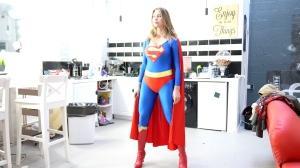 MIND CONTROL 陷阱 剧情简介：A heroine faces off against a powerful sorceress.<br><br>Superwoman finds a mysterious Necklace in her appartment and decides to wear it. Unbeknown to her it is enchanted by an evil sorceress who uses it to lure her into a trap. The reveals her plan to capture, control or destroy her and uses her power to control the heroine. Will superwoman escape?<br><br>24 minutes long. <br>Special FX: TL’s, Two handed TL, Back of the neck lift, Flying, Super strength, Mind control, Body Control, Power Drain, kryptonite, Nuclear powers, Super Breath, Heat Vision, Hand crush, Shirt rip.