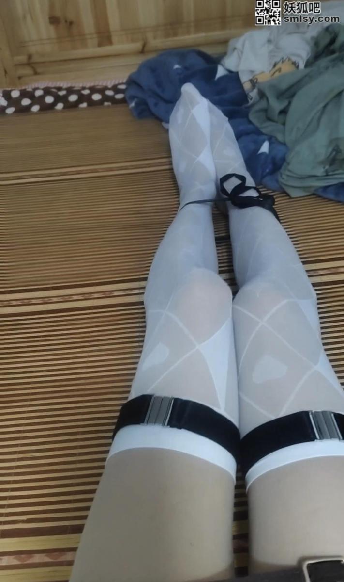 JK制服洛丽塔女仆装各种服饰的脚脚视角，还有一些捆绑腿的视频 作者名ckj，内容简介:这是我原创的一部足控附带一些捆绑的作品，里面有各种服饰的展示，有JK制服，洛丽塔，女仆装等服饰，主要是可爱脚脚的展示。大部分镜头是坐在床上向屏幕展示脚脚的视角，还有一些丝袜腿被捆绑挣扎的片段。