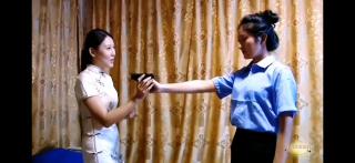 怀旧影视 《女斗》 女井（菲菲）与女人犯互相捆绑，审讯。