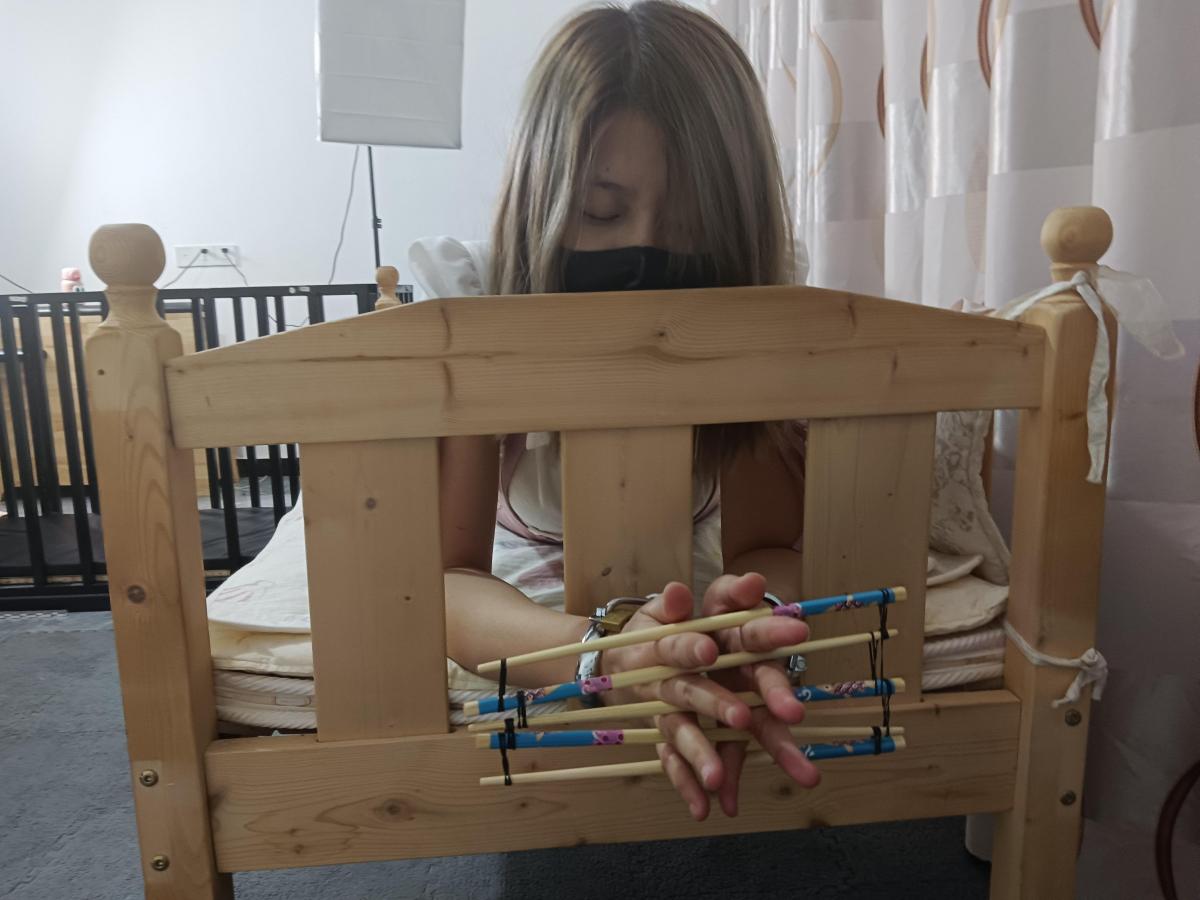 《御仙原创》不屈的女烈（铁链，牢笼，审讯。女烈。SP，夹手指） 女特务被抓在各种刑罚上宁死不屈，不肯都透露秘密的所藏点！<br>-------<br>--------<br>【御仙工作室】：对圈内爱好者开放，欢迎前来约绳，体验；并提供线上定拍、线下约拍。原味服务。<br>另外本工作室招聘模特有意请联系客服了解！<br>坐标郑州QQ：1796426163【注明来意】本工作室招聘模特有想了解的可以加客服QQ了解<br>--------<br>-------<br>下载文件后将后缀zip111改为zip解压，解压完成后，继续将文件后缀改为zip解压，解压密码：yu12 把最终的文件后缀改为mp4即可观看，请大家不要在线观看，非常容易和谐。如果被和谐请联系我们