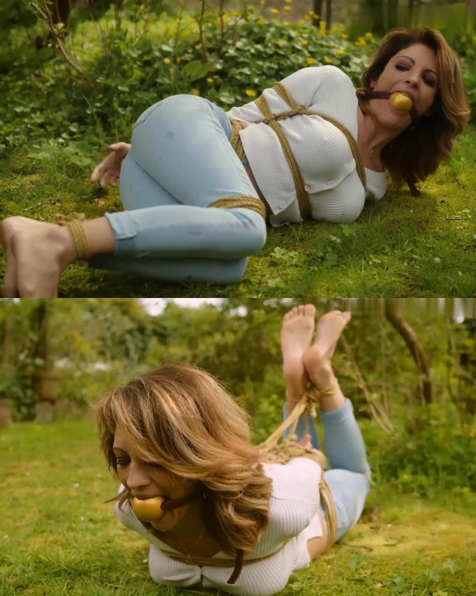 Alba Zevon: Hogtied Garden Party 性感派对女主人阿尔巴·泽文 (Alba Zevon) 没想到会成为她自己的花园派对上的主要娱乐对象！ 但她的男友却另有想法，当第一批客人到来时，她就把她绑了起来，塞住了嘴。 阿尔芭能做的就是漂亮地挣扎，希望他不会让她在整个聚会中陷入困境……但看到客人们对她的困境如此感兴趣，她对早日获释并不抱太大希望！Hot party hostess Alba Zevon wasn't expecting to be the main entertainment at her own Garden Party! But her boyfriend has other ideas, and has her hogtied and ball-gagged as the first guests arrive. All Alba can do is to struggle prettily and hope that he's not going to leave her in the ropes for whole party... but seeing how interested the guests are in her predicament, she doesn't hold out much hope for an early release!