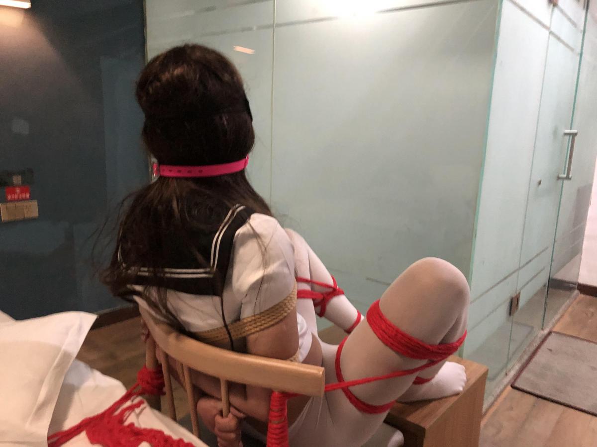 【玖喵】水手服白丝强制 来了一位体验的同好，在棒棒的震下不到两分钟就第一次… 继续持续榨汁，小白丝最后都湿透了呢