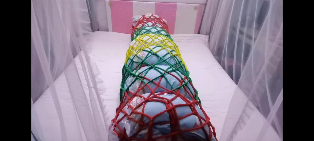 网中鱼 看见过在床上被包裹网住的鱼儿吗？哈哈...这就又一条..但是它不会游泳哈哈....想定拍的加我qq277447616