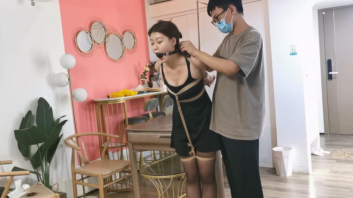 奥特曼定拍：新模特单单直臂后手吊放置 大口球流口水 大小：4.29GB 时长：64分钟<br>解压密码：123456，请勿在线解压<br>这是之前在工作室跟小梦一起定拍的新模特单单，妹子颜值身材又甜又咸，声音很好听，柔韧性也很不错。刚接触绳艺妹子还有点紧张，结果就给绑了很严厉的欧式直臂后手吊，这个姿势相当难受还是长时间放置，模特连腰也直不起来，难受的不停挣扎。还带上了大口球，带上口球的妹子一脸懵逼还不知道会发生什么，结果一会口水就奔涌而出了，简直就是我最近定拍碰到过口水最多的妹子。