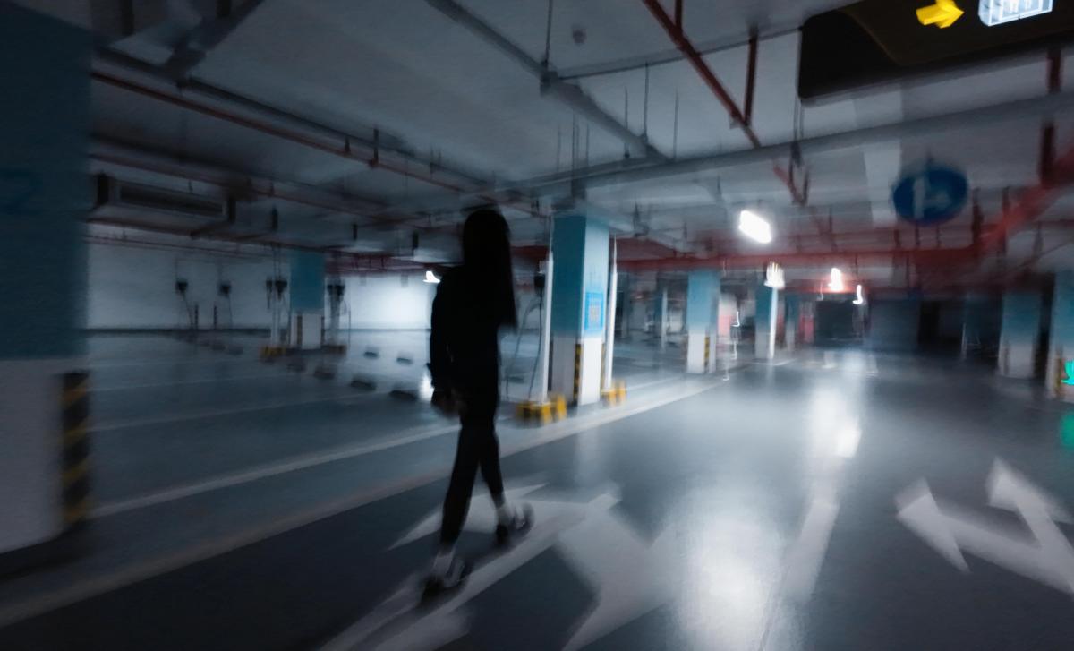 户外初行 - 初次尝试户外的玩法，被从小区地下车库反铐着带出去，然后被带到废弃的房子，拷在管道上；后面还被带到路边，锁在了电杆上，期间路过了好多车啊0.0
by楚纪南/清风 [丝袜,手铐,脚铐/脚镣,锁链,户外,伪娘,日常（连衣裙）,外出]