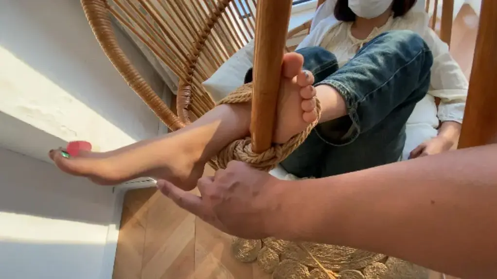 (超怕痒推荐)TK准备睡午觉的妹妹 akb原创：妹子非常可爱-特点是脚丫很漂亮.很怕痒...如果喜欢的人多  会陆续发出她其它的多部视频！！！订拍联系微信：thykm66<br>价格不高！感谢支持<br><br>