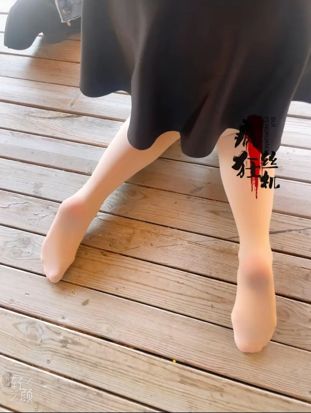  【老丝机原创】陌陌约拍到的素人妹子！很是配合！ 这是一个陌陌约到的妹子，童嫂无欺<br>92年的未婚，目前从事跟淘宝店铺相关的工作具体我没细问，这个妹子纯纯素人<br>不光没有这方面的任何经验，甚至都是第一次被约拍<br>从她的动作神情我都能明显感觉到她特别紧张<br>我拍她的时候还一直安慰她不要紧张.....哈哈<br>这个妹子出门前肯定自己好好洗了一个澡<br>跟她在一起能明显闻到一股香水或是沐浴露之类的香气<br>关于她的颜值，说实话比较一般，但这种一般恰恰也是难能可贵的<br>毕竟没有整容，不像那种千篇一律的网红脸，相比下我更喜欢真实.自然的妹子<br>拍摄时间正是本周日.11月5日<br>妹子见我时穿的是一双长靴，我跟她约的地方是一个公园<br>走了很多路，说实话我和她到达目的地时两个都在大喘粗气.....真的很累啊<br>所以在拍摄时我就特意抚摸着她的丝足，有点润润的，湿湿的脚汗<br>反正是非常不错的体验，就喜欢这种真实的妹子<br>就喜欢约不同的妹子，就喜欢体验把玩不同妹子的妙足！！<br>兄弟们能懂吗，哈哈<br>注释：本视频完美露脸，拍摄前就跟妹子沟通好的，也经过她本人同意露脸的<br>感觉这个妹子后期的开发潜力很大啊<br>个人原创，真实约拍！