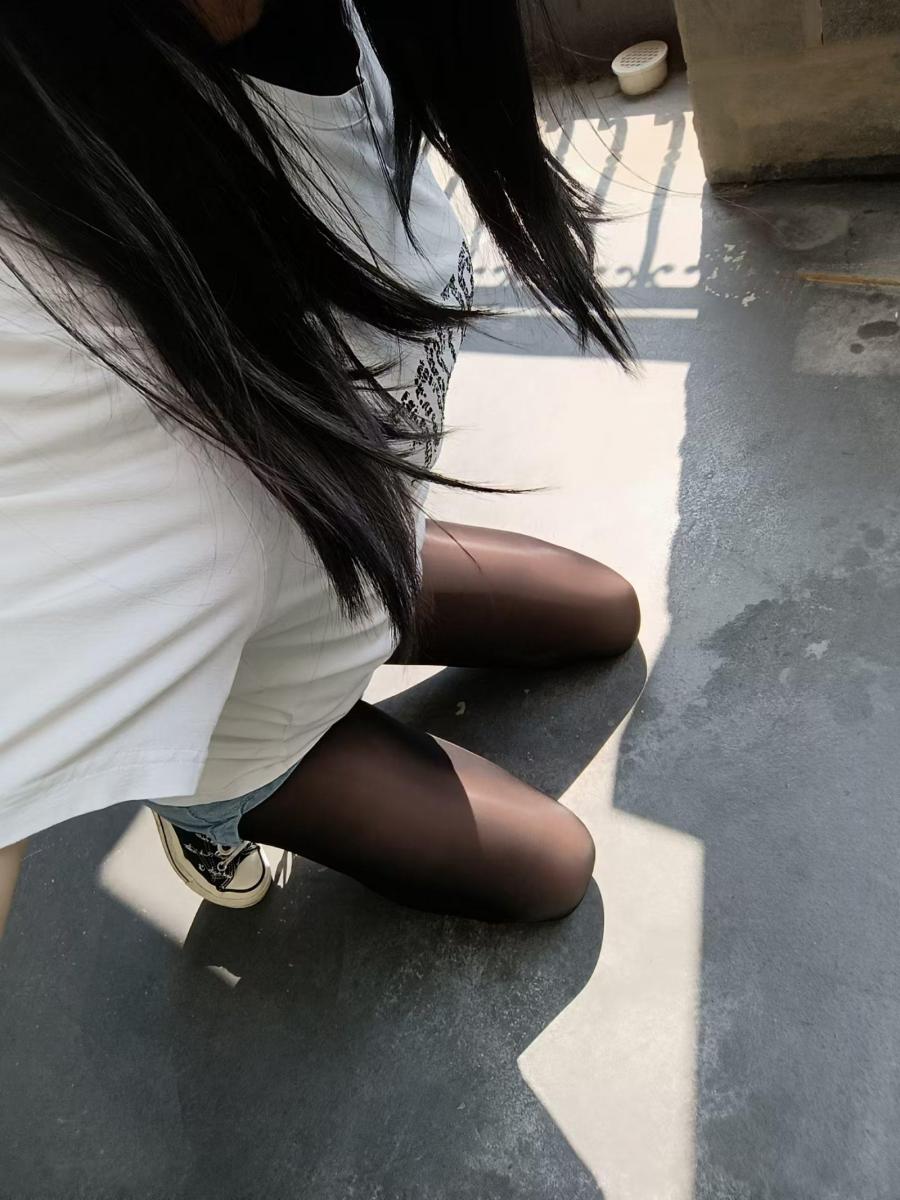 自拍，黑丝热裤棉袜帆布鞋，嗯，黑丝在阳光下真的很棒耶！ [丝袜,帆布鞋,棉袜,伪娘,连裤袜,短裤,光泽袜,短袖,室外]