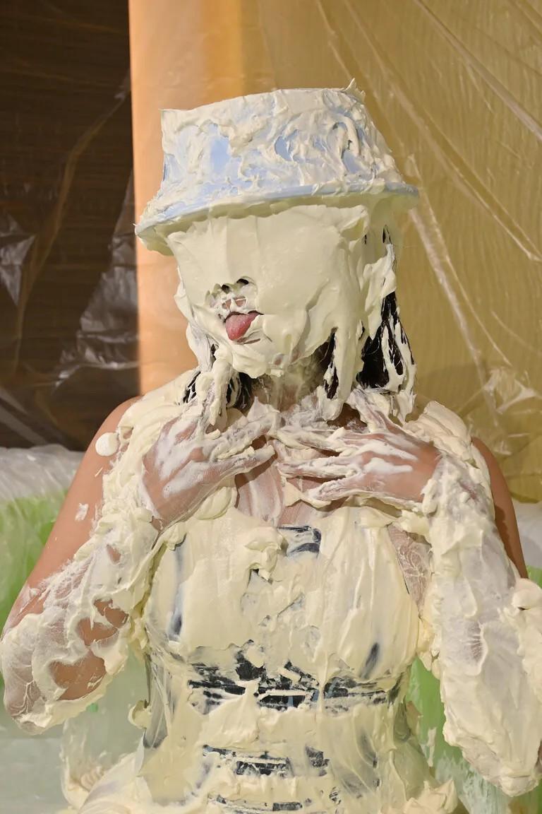 クリーム動画　vol.1 作品不定期更新。<br>是使用了白奶油、彩色奶油的摄影动画。最后还有一点奶糖糖浆和巧克力糖浆。<br>モデル：実愛さん（@mia_model_0413）<br>ファイルの種類：MP4 ファイル (.mp4)<br>サイズ：2.26GB<br>収録時間：約26分