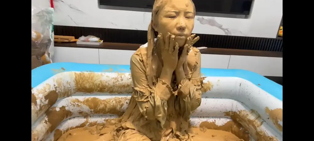 lo玩泥巴 可爱的小lo娘在若隐若现的娇喘声中，逐渐让自己的全身染上泥色。ps：虽然有涂脸，但视频里并没有涂脸的过程