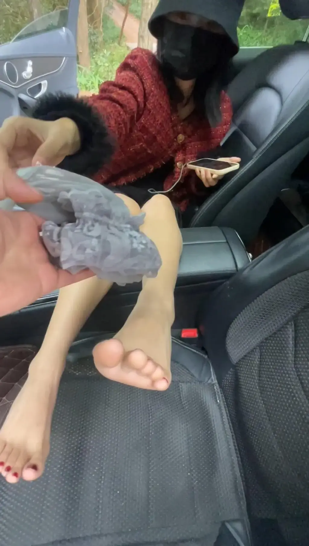 网约陌生小姐姐，出来约拍被索要原味丝袜！ 又是约脚的一天素人小姐姐，颜值非常高<br>但拍视频时她不愿意露脸，哈哈<br>第一次出来约拍，很是害羞，也害怕被人看到<br>她的颜值属于高冷御姐型，真的比较棒<br>小姐姐很健谈，知道恋足这方面的一点东西，但不多<br>居然问我怎么在网上卖她的原味臭丝袜，她也很想卖<br>但是完全不会，而且则耐心的教她，视频有对话过程<br>最后为了作为感谢，我自己索要了她今天穿了两三个小时的原丝<br>小姐姐也含蓄的拿给了我，今晚的宵夜必须是它了！！！！<br>后来跟小姐姐聊的比较好，也开始教她<br>让她自己在网上开始发布她自己的骚脚了<br>可开发潜力巨大，我感觉下次若约她，她必能答应我让我品尝她的玉足！！！<br>当然若有这个机会，我一定要仔细品尝她的玉足，每一根脚趾都不放过！！哈哈<br>原创不易，兄弟们喜欢的请支持，你们的支持就是我不断创作的动力和能力！