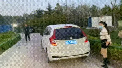 小树林捆绑，人来人往走马路看路人眼光，害怕，刺激 不好意思，恐惧感 一直想带着模特玩一次野外，，策划了好久趁着今天有空，不可耐的就跟模特 找了一个车不算很多的路边开撸，（其实车还是不少的，特别是电动车就离我们不远的地方经过），每次有人路过都会一直盯着我们这方向看，稍微有一点点风吹草动就吓到不行今年冬天很冷，这样穿模特还是有点扛不住，我却因为紧张过度浑身冒汗，就在这车来车往的马路边模特达到了。整个拍摄过程，惊险，刺激害怕，害羞，脸红<br>喜欢的小伙伴不要错过，希望大家多多支持谢谢。本工作室提供绳艺捆绑模特服务、体验女绳师捆绑服务、体验长时间囚禁服务、绳艺教学培训、专业麻绳销售、作品私人定制、模特原味丝袜出售等，另外本店招募同好合作伙伴。定拍约拍。v:a156185529 <br>QQ156185529<br>解压密码168168<br>