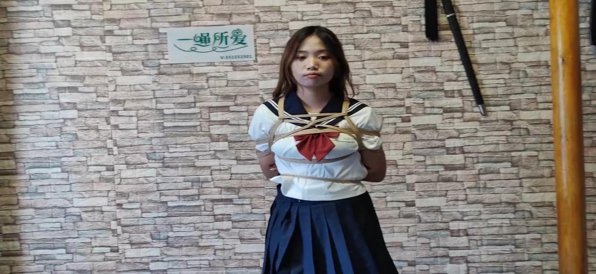 大学生妮妮《日式驷马》及访谈，大号口球驷马放置，最后结尾是几个小问题访谈和自己试戴口球的花絮 一绳所爱工作室拍摄<br>因为现在的大学生普遍都没锻炼，所以柔韧不是很理想，驷马拉得疼得受不了，大号口球塞到妮妮嘴里，在加上驷马姿势放置起来，放置的时间不长就受不了了。看来得多磨练磨练了。<br>结尾是几个小问题的访谈<br>有喜欢妮妮的可以联系我QQ:2415908152<br>为保护模特和妖狐社区，只在妖狐本站发布，请勿盗版转载到其他地方，若产生一切后果，盗版者承担全部后果，与原创者无关，已声名！