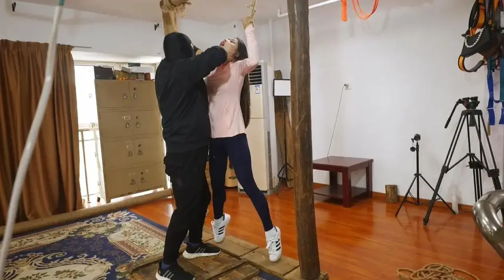 （焱火工作室出品）希希受难 这次的模特选用的是凉兮，身穿瑜伽裤白袜贝壳头<br>故事题材采用了纯虐杀，开局直接虐，[X_X]、腿夹头、走股绳等众多玩法。<br>喜欢此题材的不要错过。<br>