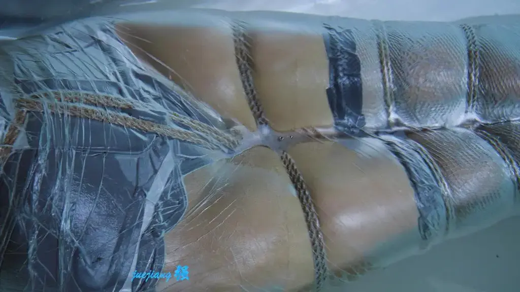 伊伊紧缚水压浴缸 测试玩法 利用一次性泡澡袋把水压迫在伊伊身上 随着时间水压逐渐增加  有些类似真空袋 但是水压大了后面压得上不来气  个人不建议这么玩请勿模仿  有想看的服装道具什么的可以提建议 联系我了解更多花絮日常 喜欢的可以关注支持一下 想要定拍.约现 之后联系请通过twitter Q 联系 1846307298