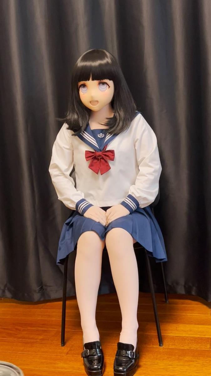《原声放送》KIGURUMI娃娃化下的全包ZENTAI直播回放 主播小姐姐穿上了JK校服的一场长达一个小时的直播，在KIGURUMI可爱的头壳下面居然是不开脸的全包紧身衣直播，<br>伴随着时间的推移，头壳里面狭小的呼吸空间让主播小姐姐的呼吸变得越来越急促了，视频为录播高清无弹幕版本，喜欢的可以收藏，谢谢支持。<br>