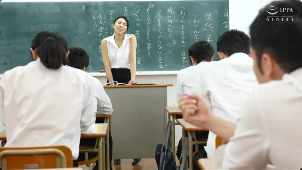 声が出せない絶頂授業で10倍濡れる人妻教師 岡西友美 番号:<span style='color:#b0b0b0;'>[隐藏文字，购买后可见]</span><br>发行日期:2023-11-16<br>导演:湊谷  <br>制作商:センタービレッジ  <br>发行商:是空（センタービレッジ）  <br>类别:单体作品 女教师 已婚妇女 玩具 	<br>演员:岡西友美 	<br>剧情：已婚女教师在课堂上玩具调教失禁，却无法发出声音。