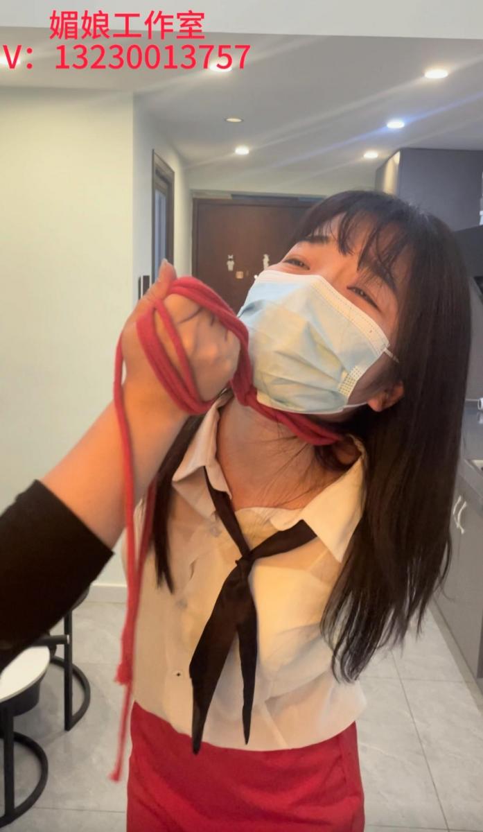 李老师（一位母亲的报复） 媚娘工作室<br>    本次剧本，来自一位粉丝提供<br>内容：M是一个高利贷推销员，一天去S家里推销高利贷结果S的儿子因为高利贷自杀所以S最恨高利贷了。S在水里下药把M迷晕 S把M的手绑在身后直臂然后两腿直间也绑上，牵着M在房间里面来回走，M直臂后手吊，然后椅子缚M椅子缚勒嘎加失J，仙女棒震失J，最后S把M眼睛蒙上 把M勒嘎最后S把M扔到柜子里面，拿了被子把M蒙住 ，最后把柜门关上，不料M装S，悄摸把绳子解开，把s捆绑反嘎，最后s被噶。。。。。<br>业务咨询：V  13230013757