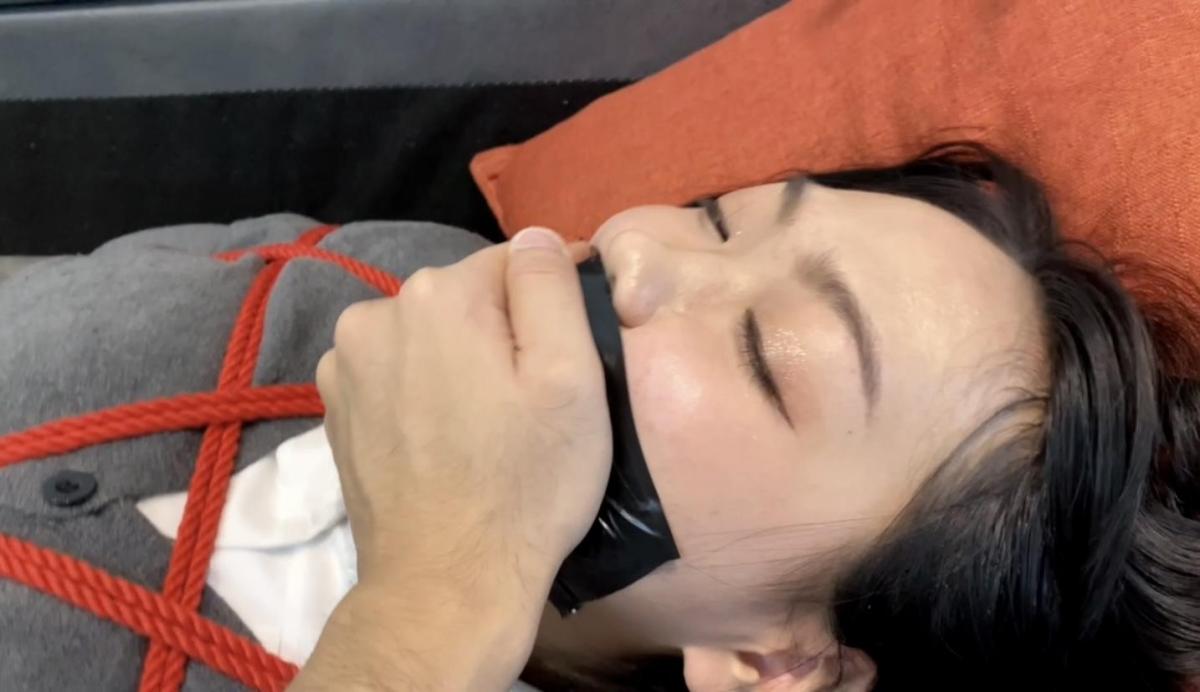 【缚艺录】【DDL—122】【小W】新模小W，未来的潜力股，第一次尝试绳艺，胶带封嘴少不了~（B站同好，看简介！） 1.周更视频，致力于拍摄gagpara的风格，【缚艺录】老观众懂得都懂~<br>2.接长期定拍，价格优惠，非诚勿扰，加好友备注来意，《缚艺录》QQ：2143175428<br>3.倡导绿色、健康的亚文化，不接受裸露X器官，大尺度等，色情勿扰！只接受正常绳艺，以及绳艺娱乐方面的内容；部分模特出于隐私考虑，不出镜。<br>4.压缩包密码：fuyilu123<br>5.B站的同好们，希望大家，踊跃的举报一下，B站：蒙嘴视频、堵嘴视频，这只河北苍蝇，一直在B站“嗡嗡嗡”，很让人烦，如果举报封号，封视频，本工作室所拍摄的视频，免费分享，哪怕我以后退圈，也要让这只河北苍蝇，在B站发不了视频！！！