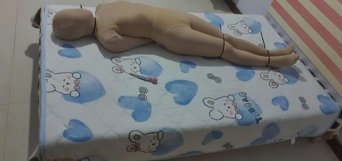 肉色全包天鹅绒紧身衣 肉丝兔女郎连体衣 多层套头热缩微孔呼吸 黑色扎带手铐自缚 震动 这次穿紧身衣前套了层天鹅绒头套 然后用热缩包裹只开了一个小孔在穿上紧身衣（紧身衣比较厚）这时候吸入空气只能吸到一丝丝 全穿好后扎带固定 剪刀放到带锁箱子里后用定时锁上锁 锁了两个半小时（这次不敢锁太久 不过还是错算了头套加热缩差点没缓过来）这两个多小时没敢大幅度挣扎 之后解扎带手铐的时候已经半虚脱状态了 视频剪辑了一些没用的镜头    