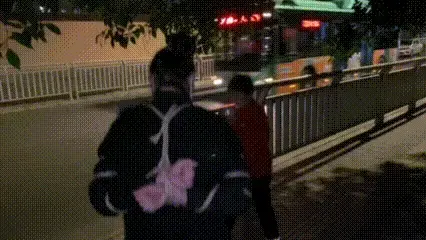 刺激  心惊胆战  夜袭市区  河边  公园  面对面陌生人插肩儿过 夜晚胖分，临时决定夜游市区河边公园  路边的陌生人和模特擦肩儿过。特别是电动车，公交车，路人就离我们不远的地方经过，每次有人路过都会一直盯着我们这方向看，稍微有一点点风吹草动就吓到不行，我却因为紧张过度浑身冒汗。整个拍摄过程，惊险，刺激害怕，害羞，脸红<br>喜欢的小伙伴不要错过，希望大家多多支持谢谢。本工作室提供绳艺捆绑模特服务、体验女绳师捆绑服务、体验长时间囚禁服务、绳艺教学培训、专业麻绳销售、作品私人定制、模特原味丝袜出售等，另外本店招募同好合作伙伴。定拍约拍。v:a156185529 <br>QQ156185529<br>解压密码168168