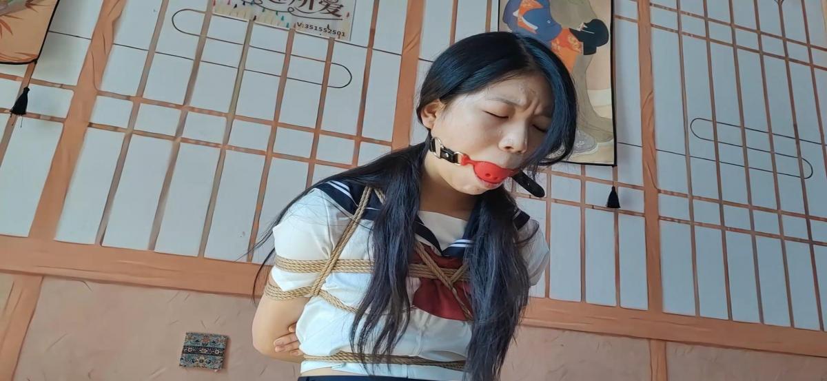 舞蹈生柔柔，大号口球《日式并腿海老缚放置》绑上日式并腿海老缚，大号口球嘴撑大，柔柔口水比较多，绑的很紧，这个姿势只能任凭口水流到腿上了。绑完后放置在房间后离开，放置奔溃，挣扎无果只能原地挣吟，口水流到 一绳所爱工作室拍摄<br>舞蹈生柔柔，日式并腿海老缚房间在房间，大号口球堵嘴，放置奔溃，挣吟，挣扎，口水流了很多到大腿上。<br>有喜欢柔柔的可以联系我QQ：2415908152<br>为保护模特权益和妖狐社区，只在妖狐本站发布，请勿盗版转载到其他地方，若产生一切后果，盗版者承担全部后果，与原创者无关，已声名！