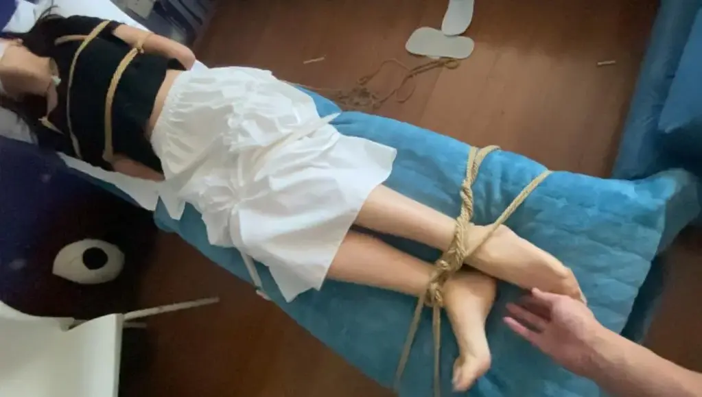 怕痒的蓝指甲脚丫-疯狂挣扎 AKB原创-拍摄美术系女孩..捆绑TK<br>包含元素：捆绑   虐足  挠痒 挠脚心 TK<br>模特：小雯<br>特点 特别怕痒  脚丫十分好看 <br>订拍可联系VX：thykm66    订拍 编辑好自己想看的内容再加我   墨迹勿扰