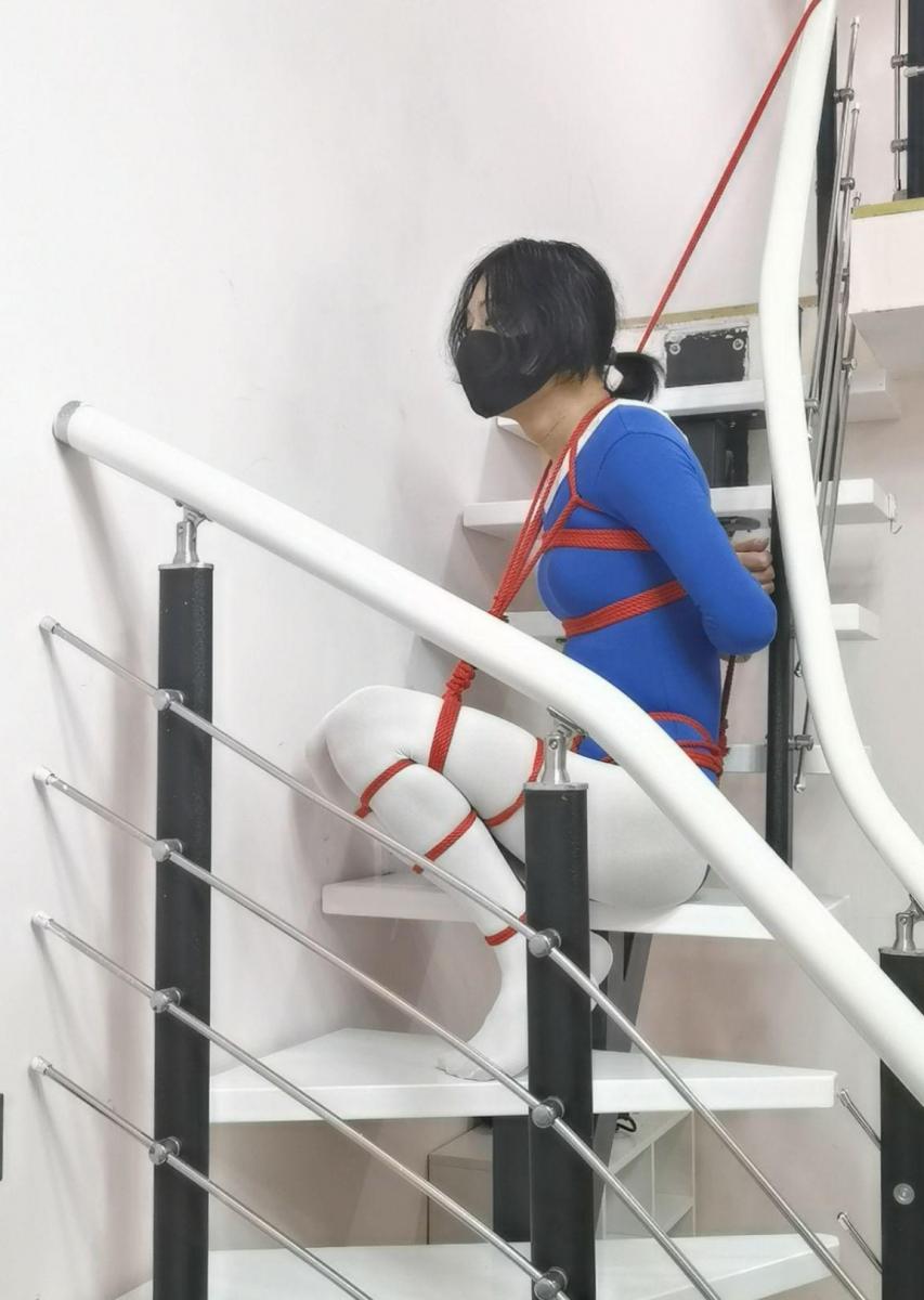 楼梯上的作死自缚 这次绑一个作死小自缚，在楼梯上绑上胸缚并腿和股绳，然后为了让自己下去之后不好上来，再把脚腕跟股绳连接在一起不能站起来，然后上面吊来绳子下来穿过去背后绳子做个圈再跟股绳那边脚腕的绳子绑一起，然后双手伸进去，从楼梯下来手就被收紧了，我想到了下去容易上来难，但是根本没想到压根上不去~~最后好在绳结打在我垫脚勉强能够到的地方，然后还是费了好大的劲才解开~~，要是最后打结在脚腕上直接就解不开了~大家要玩的话一定要注意安全 <span style='color:#b0b0b0;'>[隐藏文字，购买后可见]</span>