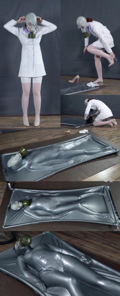 A lab accident or Sonya in a gray latex vacuum bed wearing a gas mask 剧情向乳胶真空床挣扎拘束片。<br><br>剧情：<br>小护士为了躲避生化武器的袭击，戴了防毒面具，钻进了乳胶真空保护仓里避险。<br>随着生化袭击警报的解除，乳胶真空保护仓也即将打开。<br>可是通气系统却出现了故障，小护士被紧紧的拘束在乳胶真空床里。<br>小护士大声呼救，却无人应答，她害怕极了，在乳胶真空床里疯狂挣扎，然而似乎一切都是徒劳......