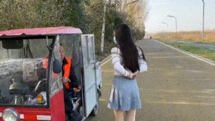 刺激   荒郊野外草地里，挑战找陌生人，解开模特身上的绳子   看陌生人如何反应 在一个风和日丽的下午。我带着模特来到了郊外。挑战一把刺激的。我把模特绑好之后，找陌生人解开，模特身上的绳子。看陌生人如何反应。大家拭目以待    本工作室提供绳艺捆绑模特服务、体验女绳师捆绑服务、体验长时间囚禁服务、绳艺教学培训、专业麻绳销售、作品私人定制、模特原味丝袜出售等，另外本店招募同好合作伙伴。定拍约拍。v:a156185529 <br>QQ156185529<br>解压密码168168<br>