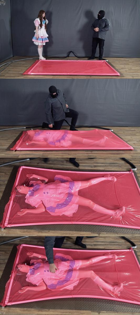 Tickle doll in a pink latex bed 小女仆被主人哄骗进粉色透明乳胶真空床，随后被抽干空气的真空床紧紧拘束。<br>主人趁机施展挠痒大法折磨真空床里的小女仆，小女仆在真空床里各种路乱扭咯咯大笑。<br>最后主人玩够了关灯潇洒离去，丢下真空袋里的小女仆忍受真空床拘束放置折磨。