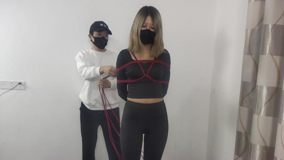 【御仙原创】新绳配美人（招新模特） 大家期待已久的红绳到了，紧身瑜伽服配性感红绳，会擦除什么样的火花呢。<br>--------<br>--------<br>【御仙工作室】：对圈内爱好者开放，欢迎前来约绳，体验；并提供线上定拍、线下约拍。原味服务。<br>另外本工作室招聘模特有意请联系客服了解！<br>坐标郑州QQ：259986932【注明来意】本工作室招聘模特有想了解的可以加客服QQ了解<br>--------<br>-------<br>下载文件后将后缀zip111改为zip解压，解压完成后，继续将文件后缀改为zip解压，解压密码：yu12 把最终的文件后缀改为mp4即可观看，请大家不要在线观看，非常容易和谐。如果被和谐请联系我们！